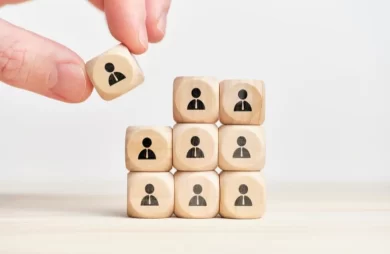 Concepto de buyer persona representado con bloques de madera con iconos de personas, simbolizando la segmentación y construcción de perfiles de cliente ideal en marketing digital.