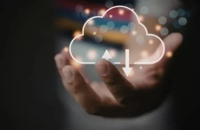 Mano sosteniendo un icono de nube con flechas de subida y bajada, representando un backup WordPress en la nube.