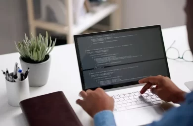 Desarrollador revisando código para corregir errores en diseño web que reducen la conversión