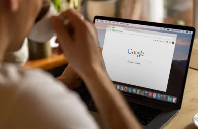 Persona usando un portátil para buscar en Google sobre SEO semántico, ilustrando el proceso de investigación y optimización de contenidos.