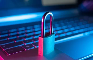 Candado metálico sobre teclado de portátil, simbolizando la seguridad digital con certificados SSL en sitios web.