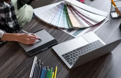 img-blog-errores logotipo Diseñador gráfico trabajando en la creación de un logotipo con paletas de color, tableta digital y portátil sobre escritori