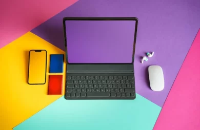 Dispositivos digitales sobre fondo colorido, simbolizando tecnología y digitalización para pymes, concepto relacionado con el Kit Digital en España.