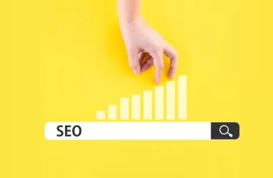 Barras de crecimiento SEO sobre buscador, fondo amarillo, concepto de mejora de posicionamiento web.