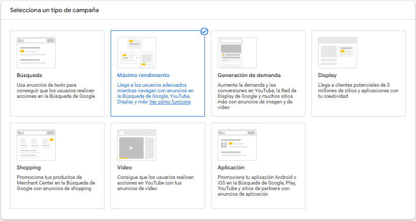 Sección de selección de tipo de campaña en Google Ads al crear una nueva campaña, con la opción de estrategia de máximo rendimiento seleccionada.