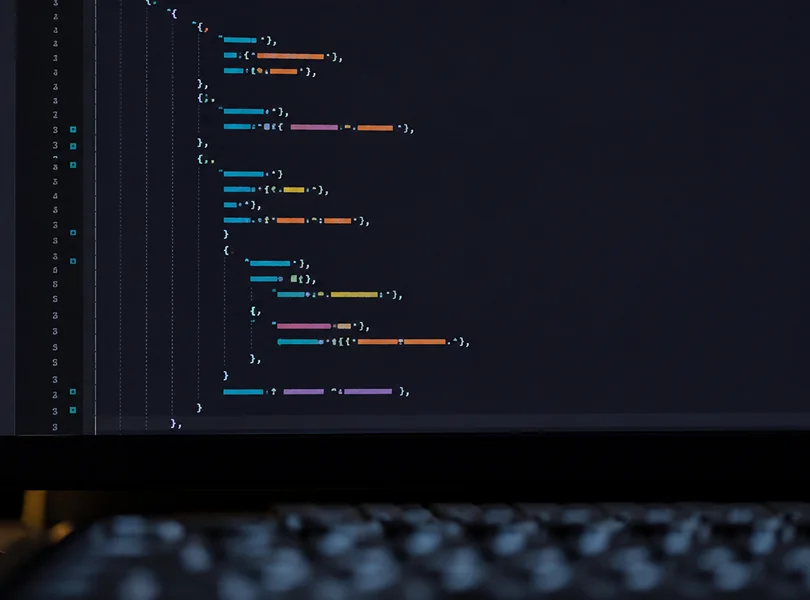 Pantalla realista con código abstracto inspirado en JSON-LD para implementar datos estructurados.
