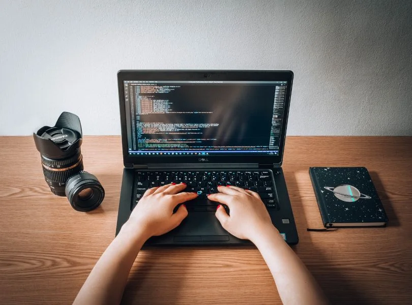 Desarrolladora implementando buenas prácticas de accesibilidad web avanzada en el código de una página.