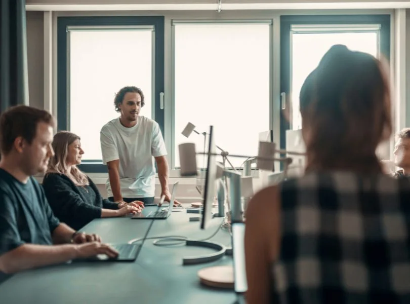Reunión de equipo analizando densidad de palabras clave y redacción SEO