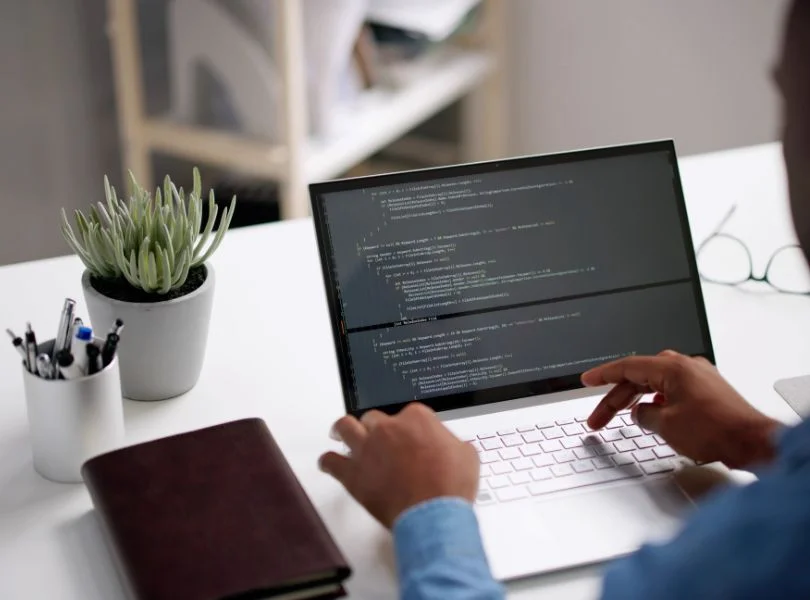 Desarrollador revisando código para corregir errores en diseño web que reducen la conversión