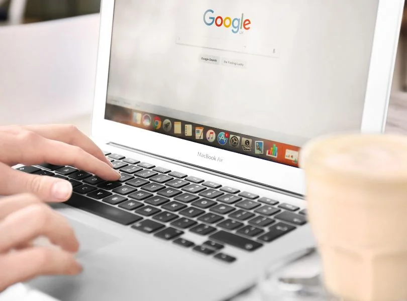 Persona usando portátil con el buscador de Google en pantalla, simbolizando el inicio de una campaña en Google Ads