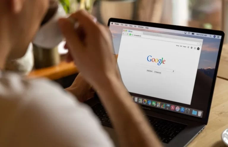 Persona usando un portátil para buscar en Google sobre SEO semántico, ilustrando el proceso de investigación y optimización de contenidos.
