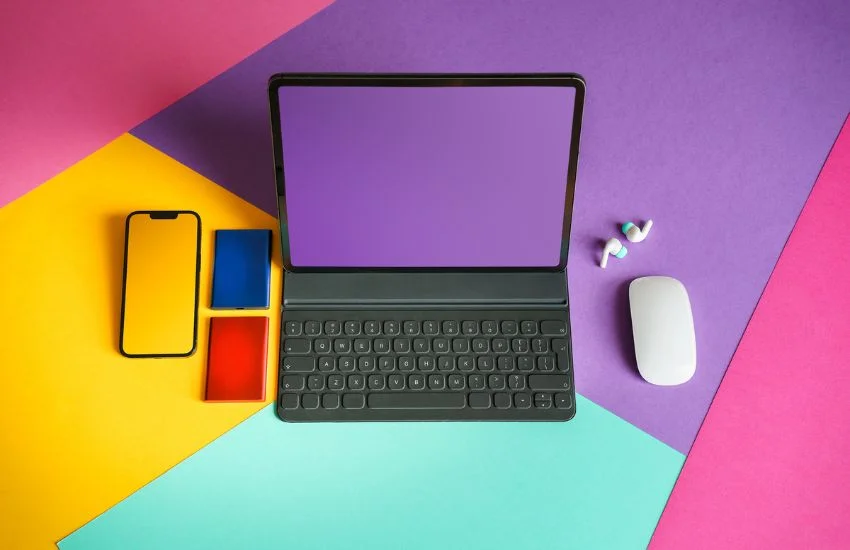 Dispositivos digitales sobre fondo colorido, simbolizando tecnología y digitalización para pymes, concepto relacionado con el Kit Digital en España.