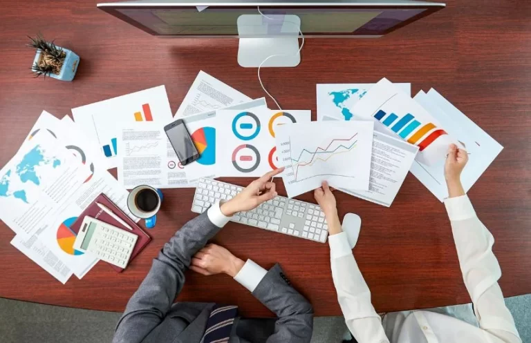 Análisis de métricas clave para mejorar la conversión web con gráficos, informes de datos y estrategias digitales.