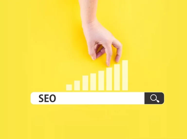 Barras de crecimiento SEO sobre buscador, fondo amarillo, concepto de mejora de posicionamiento web.